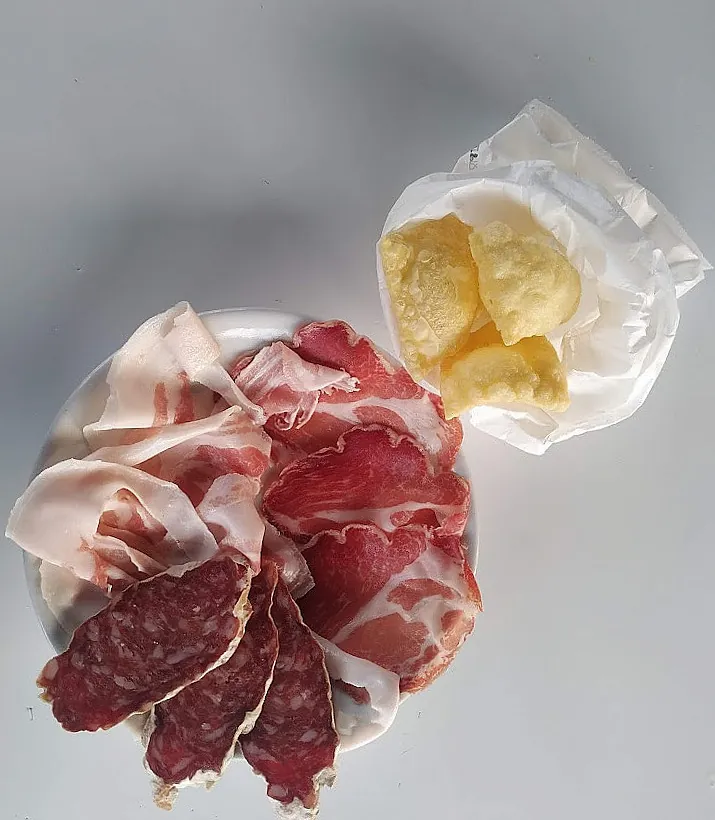 Tagliere di coppa, pancetta e salame piacentini con il gnocco fritto.